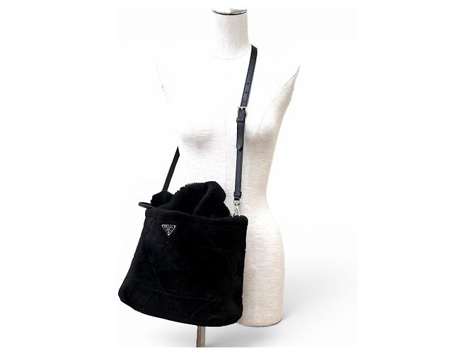 Prada Shearling Fell Schultertasche Schwarz - Ansicht 6