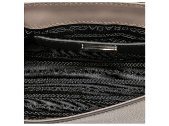 Saffiano Borsa a tracolla con logo Triangle Prada Grigio - vista 4