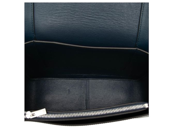 Céline Borsa a tracolla con struttura in pelle di vitello liscia lucida blu Medium di Celine Blu navy - vista 4