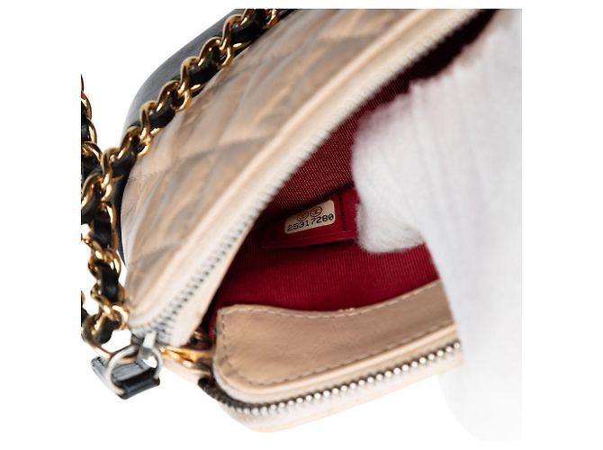 Pochette Gabrielle bicolore beige en cuir de veau vieilli avec double fermeture éclair et chaîne Chanel - vue 6