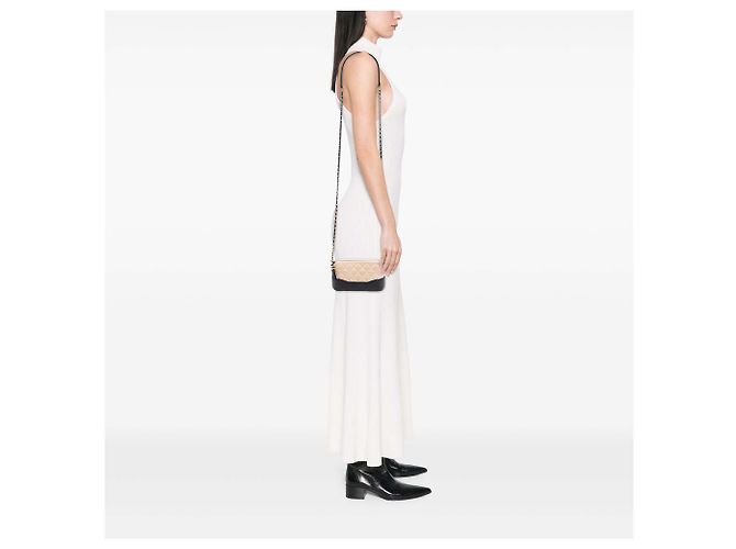 Pochette Gabrielle bicolore beige en cuir de veau vieilli avec double fermeture éclair et chaîne Chanel - vue 7