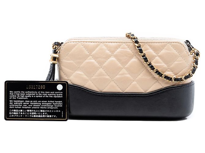 Pochette Gabrielle bicolore beige en cuir de veau vieilli avec double fermeture éclair et chaîne Chanel - vue 8