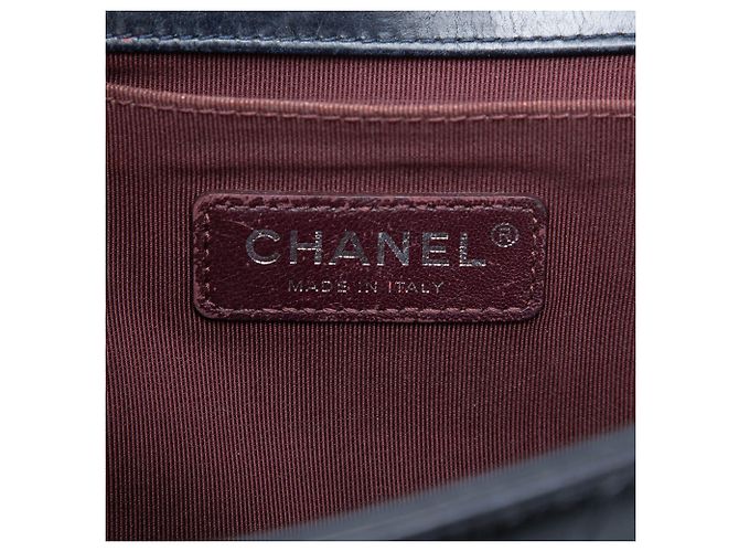 Chanel Blue Old Medium Quilted Glazed Calfskin Chain Around Boy Flap Blu navy - vista 5