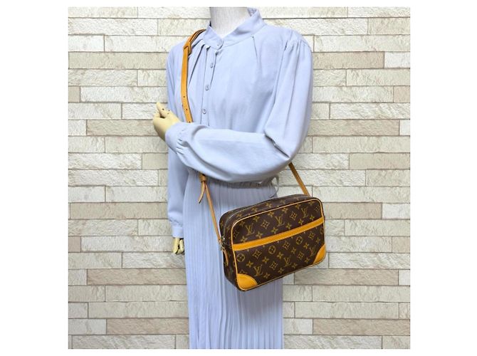 Borsa a Spalla Louis Vuitton Trocadero 27 Monogram Marrone - vista 2
