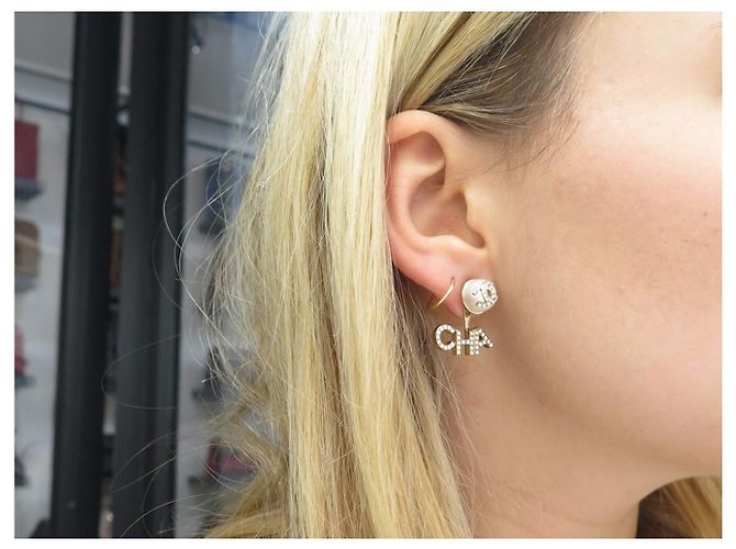 NUOVI ORECCHINI PENDENTI CHANEL LOGO CC E STRASS D'oro - vista 12