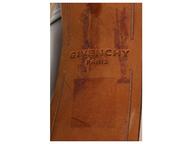 Sandali con plateau e listino a T di Givenchy in pelle beige - vista 8