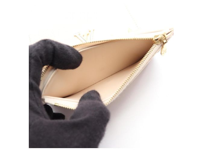 Cartera Louis Vuitton Capucines Compact Crudo - vista 4