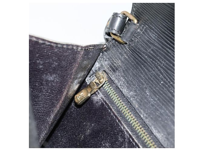 LOUIS VUITTON Epi Serie Dragonne Clutch Bag Black Noir M52612 LV Auth 180593 Nero - vista 10
