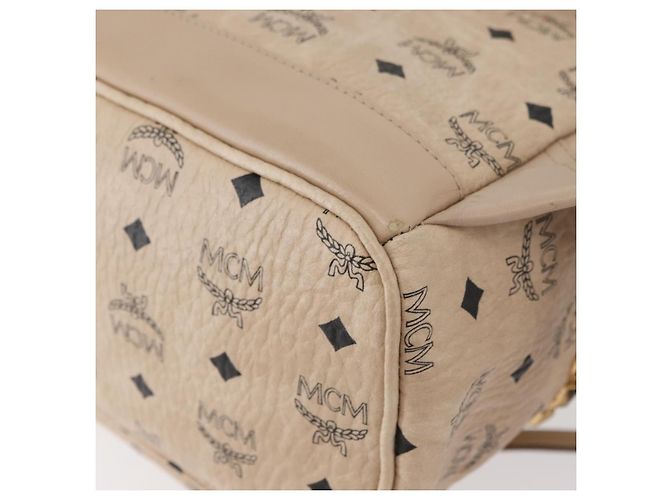 Mochila MCM Vicetos Logogram PVC Leather Ivory Gold Auth 179462 Dourado Cru - vista 15
