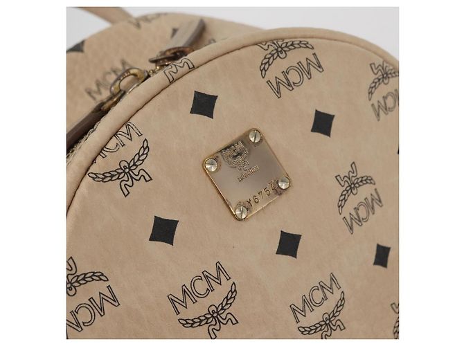 Mochila MCM Vicetos Logogram PVC Leather Ivory Gold Auth 179462 Dourado Cru - vista 16
