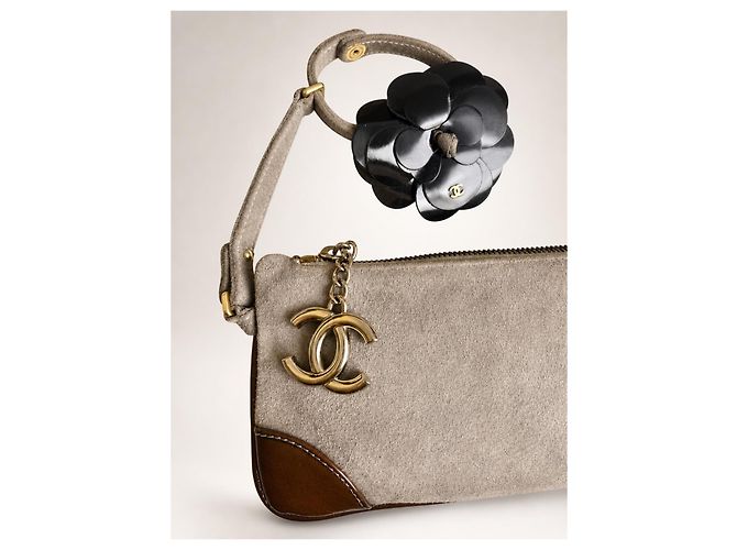 POCHETTE DA POLSO CON BRACCIALE IN PELLE SCAMOSCIA TAUPE E CAAMELLIA CHANEL Marrone Nero Beige Crudo - vista 2