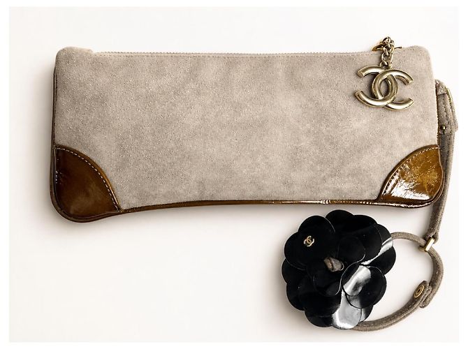 POCHETTE DA POLSO CON BRACCIALE IN PELLE SCAMOSCIA TAUPE E CAAMELLIA CHANEL Marrone Nero Beige Crudo - vista 4