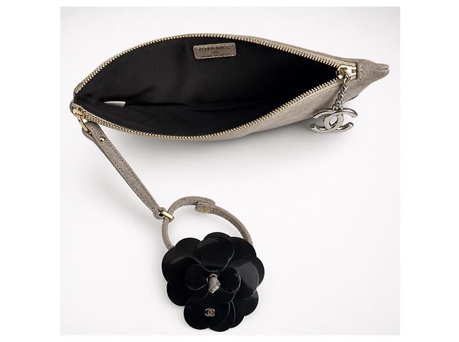 POCHETTE DA POLSO CON BRACCIALE IN PELLE SCAMOSCIA TAUPE E CAAMELLIA CHANEL Marrone Nero Beige Crudo - vista 5