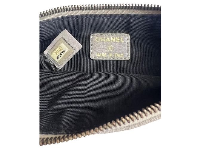 POCHETTE DA POLSO CON BRACCIALE IN PELLE SCAMOSCIA TAUPE E CAAMELLIA CHANEL Marrone Nero Beige Crudo - vista 6