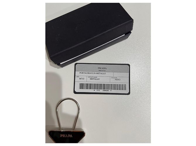 Chaveiro Prada Logo Triangular em metal Preto - vista 4