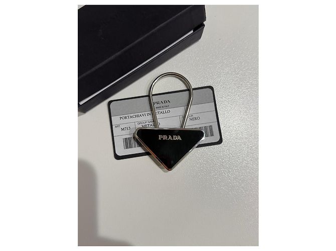 Chaveiro Prada Logo Triangular em metal Preto - vista 5