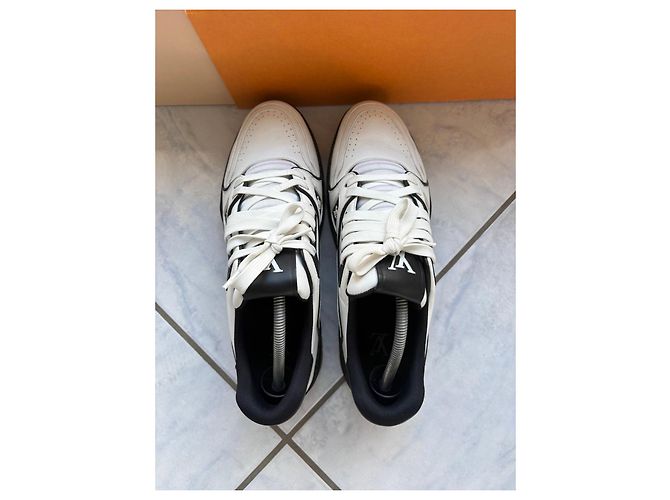 Louis Vuitton LV Trainer Sneakers Bianco e Nero - vista 3