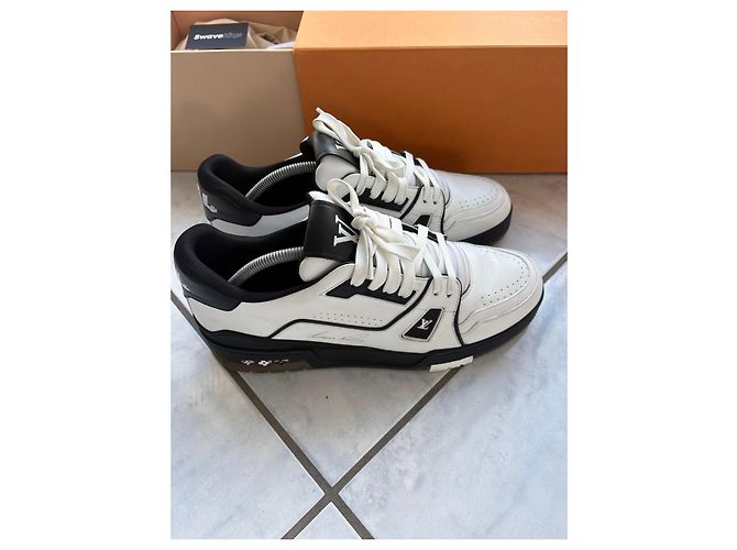 Louis Vuitton LV Trainer Sneakers Bianco e Nero - vista 4