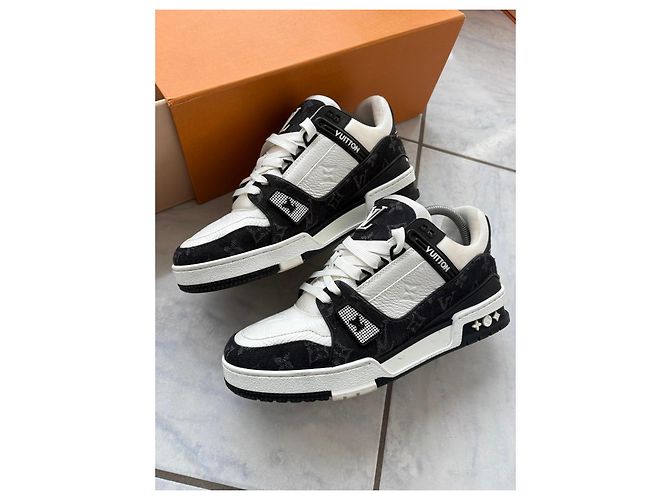 Sneakers Louis Vuitton Rivoli Monogram Nero Bianco Monogramma - vista 2