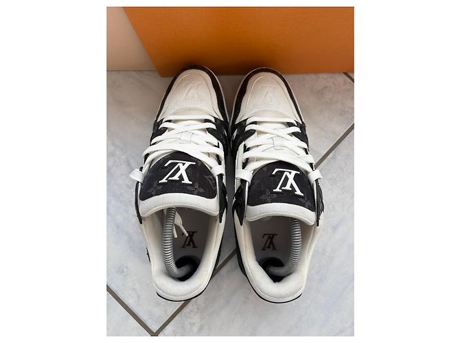Sneakers Louis Vuitton Rivoli Monogram Nero Bianco Monogramma - vista 3