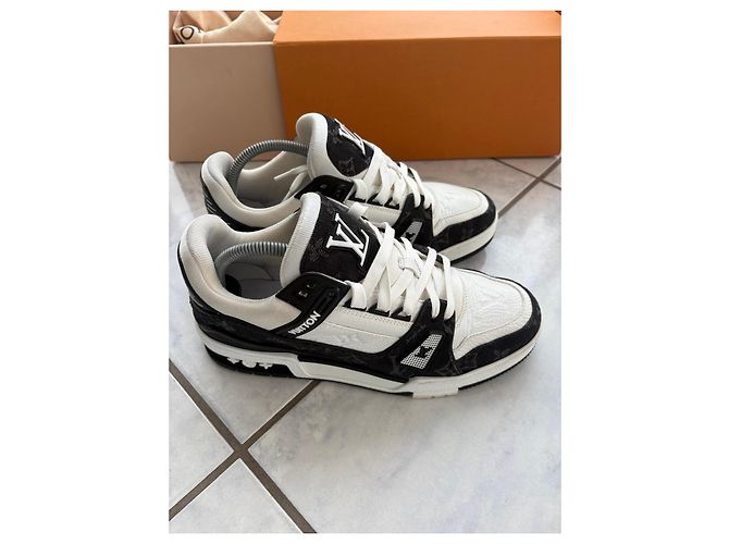 Sneakers Louis Vuitton Rivoli Monogram Nero Bianco Monogramma - vista 4
