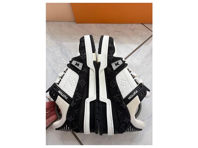 Sneakers Louis Vuitton Rivoli Monogram Nero Bianco Monogramma - vista 6