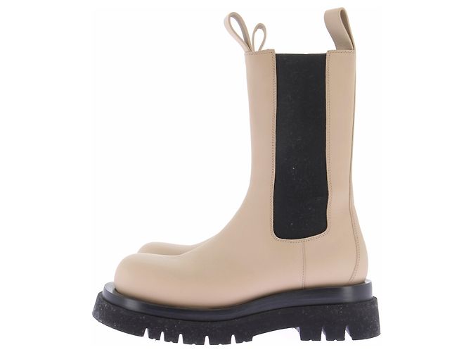 Bottega Veneta Botas "Lug" em couro bege - vista 3