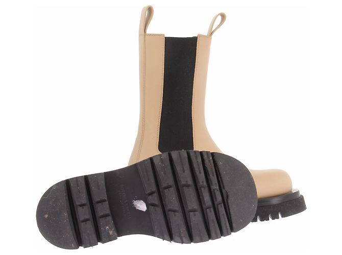 Bottega Veneta Botas "Lug" em couro bege - vista 6