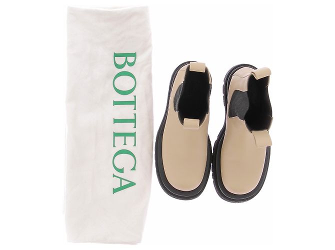 Bottega Veneta Botas "Lug" em couro bege - vista 7