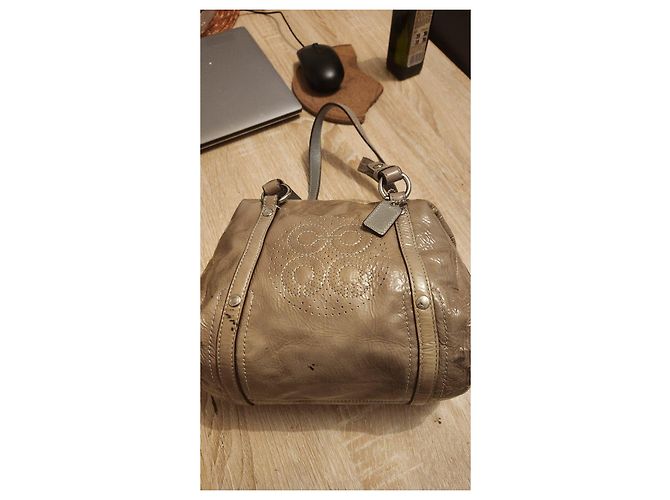 Borsa Coach in vernice beige con monogramma traforato - vista 3