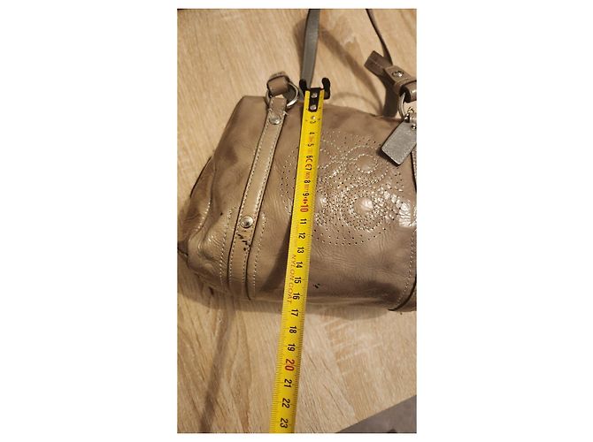 Borsa Coach in vernice beige con monogramma traforato - vista 5