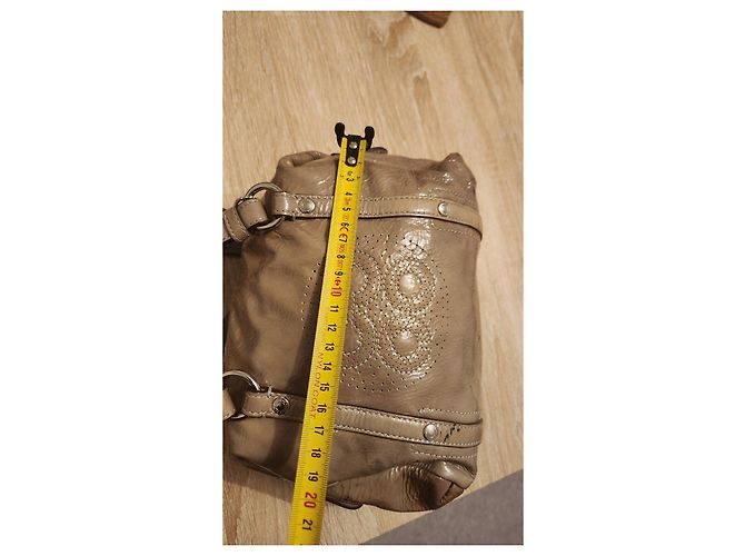 Borsa Coach in vernice beige con monogramma traforato - vista 6