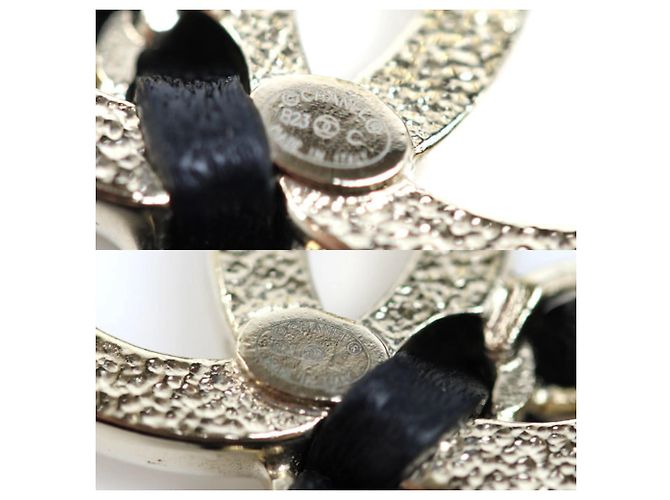 Orecchini Chanel in pelle nera e borchie placcati in oro Nero - vista 4