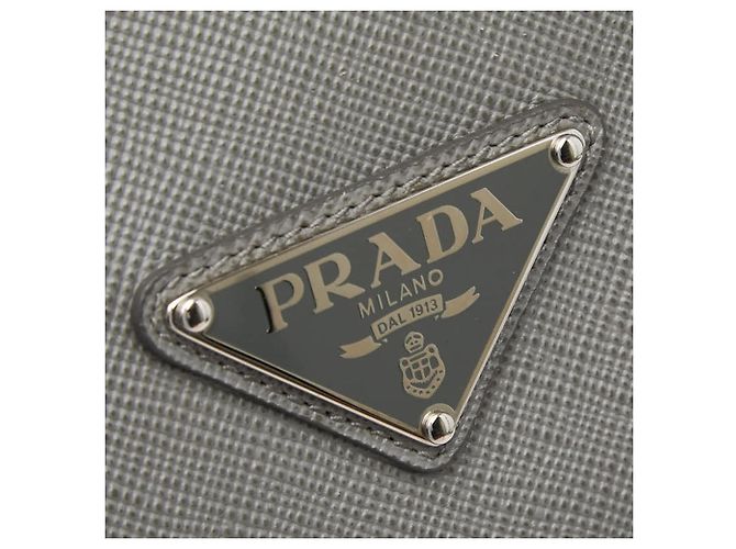 Prada Triangle Logo Plate Tote Bag aus grauem Saffiano-Leder Braun - Ansicht 9