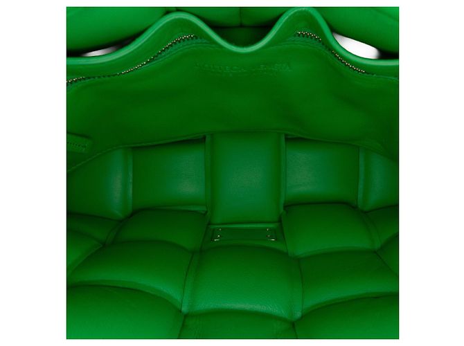 Bolsa transversal Bottega Veneta Cassette em napa verde com padrão Intrecciato e acolchoado - vista 4
