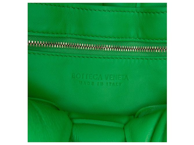 Bolsa transversal Bottega Veneta Cassette em napa verde com padrão Intrecciato e acolchoado - vista 5