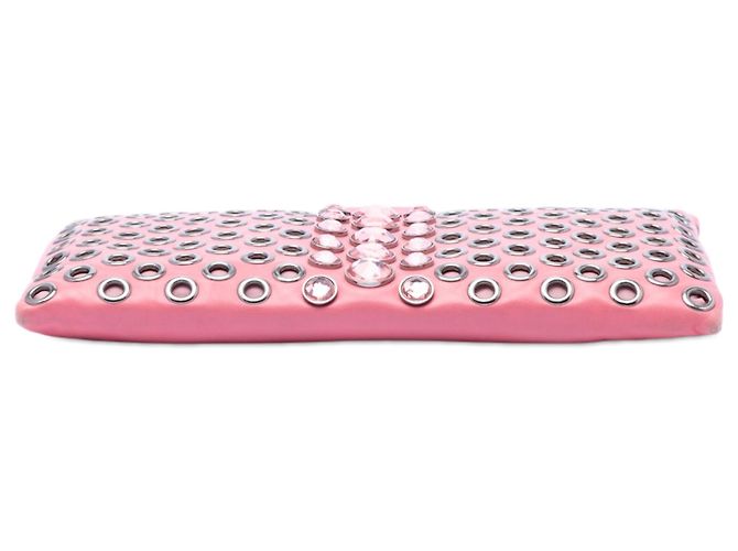 Clutch Miu Miu em napa rosa com detalhes de cristais e ilhoses - vista 3