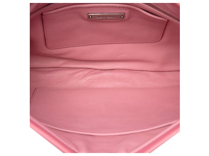 Clutch Miu Miu em napa rosa com detalhes de cristais e ilhoses - vista 4