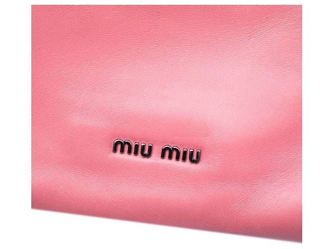 Clutch Miu Miu em napa rosa com detalhes de cristais e ilhoses - vista 5
