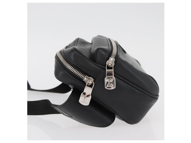 Bumbag Borsa a tracolla Louis Vuitton Outdoor Monogram Taigarama Marrone - vista 4