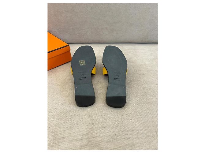 Sandali Hermès Oran in scamosciato - Giallo Topaze Porpora - vista 2