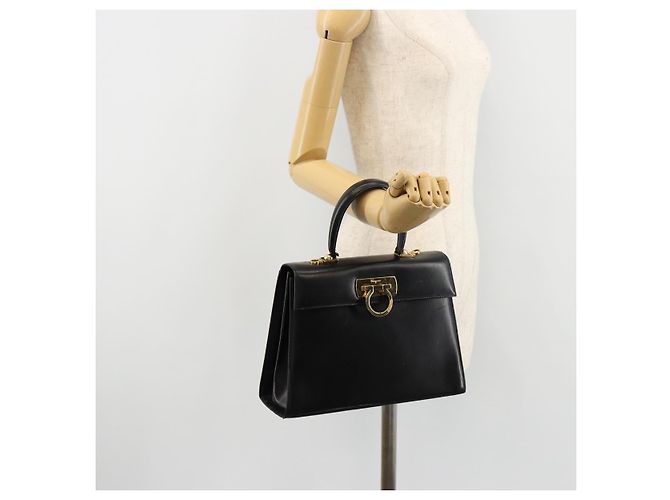 Borsa a mano Salvatore Ferragamo Gancini in pelle nera e oro Auth 181150 Nero D'oro - vista 24