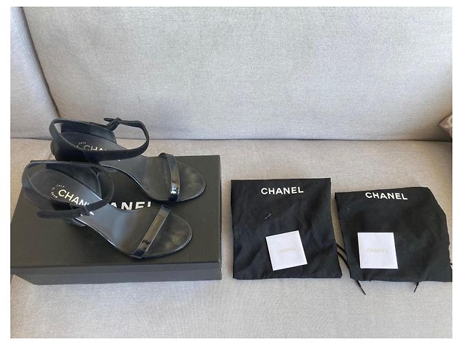 Chanel Sandali con tacco in pelle nera e scamosciata Nero - vista 17
