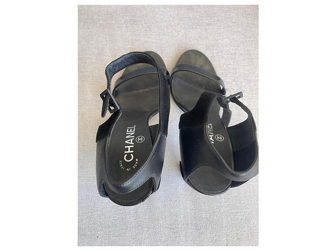 Chanel Sandali con tacco in pelle nera e scamosciata Nero - vista 3