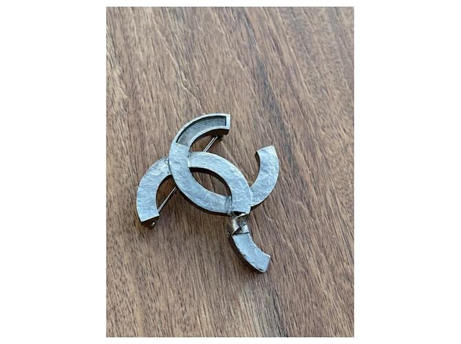 Spilla Logo CC Chanel Argento - vista 2