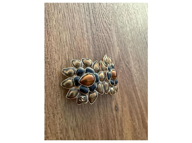 Chanel Blumenbrosche aus goldfarbenem Metall und Harz Braun Schwarz Gold hardware - Ansicht 2