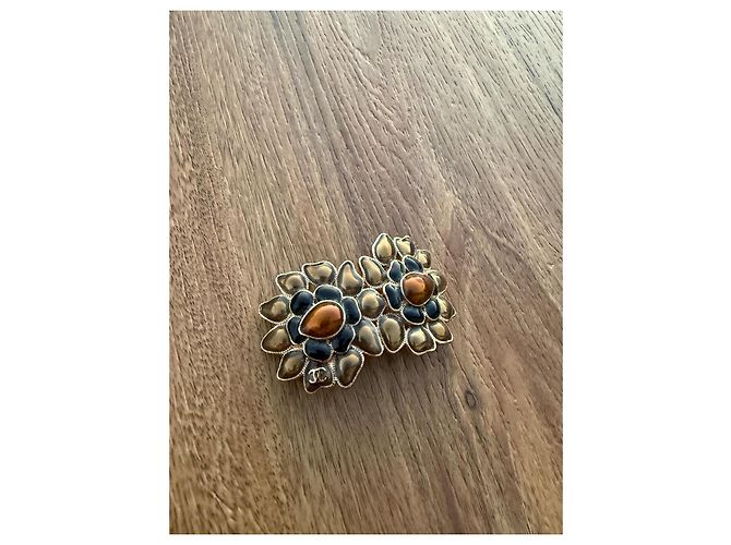 Chanel Blumenbrosche aus goldfarbenem Metall und Harz Braun Schwarz Gold hardware - Ansicht 3