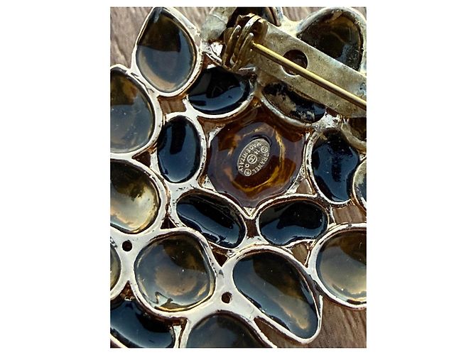 Chanel Blumenbrosche aus goldfarbenem Metall und Harz Braun Schwarz Gold hardware - Ansicht 6