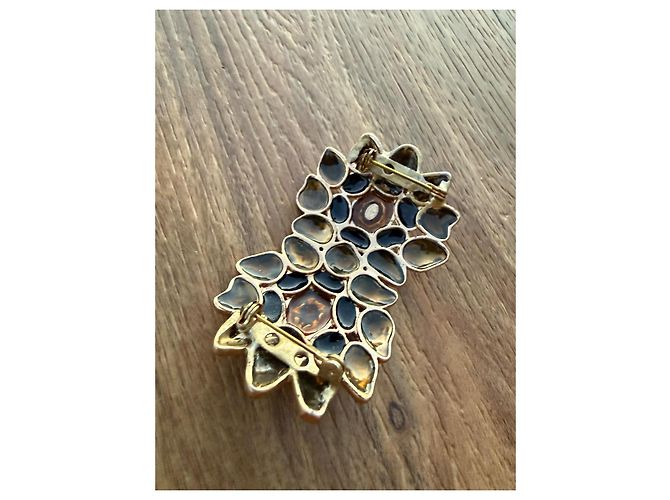 Chanel Blumenbrosche aus goldfarbenem Metall und Harz Braun Schwarz Gold hardware - Ansicht 7