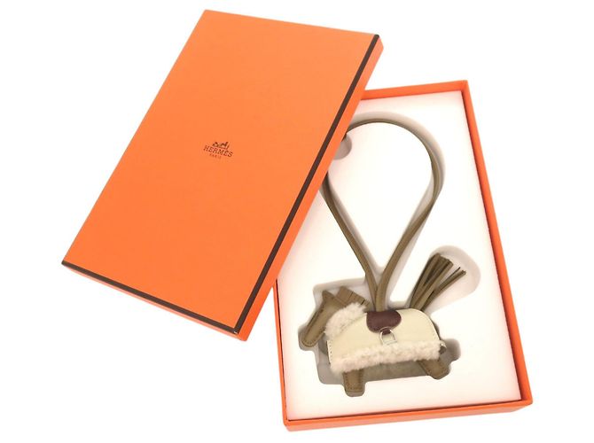 Hermès Charm per borsa Hermes Robeo Plush PM Beige - vista 2